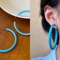 Détails et vue portée des boucles d'oreilles créoles bleues mates en forme de C style été - Bleu-Grandes Boucles d'Oreilles Créoles