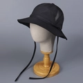 Dettaglio della rete traspirante e del cinturino antivento sul cappello da pescatore - M(56-58cm) / Nero