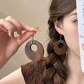 Vue détaillée des boucles d'oreilles rétro à fleurs et perles avec anneau en bois - Style 32 Crochet Café