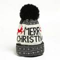 Detail der Strickmütze mit Rentier-Muster und Merry Christmas-Schriftzug - Schwarz Weiß