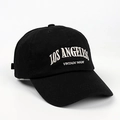 Gros plan détaillé sur la broderie vintage Los Angeles d'une casquette en coton noir - Réglable / Noir