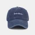 Détail de la broderie blanche baba sur une casquette de baseball vintage bleu marine - Réglable / Bleu marine