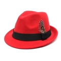 Detalle del sombrero Fedora de lana roja con cinta negra y adorno de pluma natural fina - M (56-58cm) / Rojo