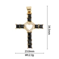 Vue détaillée du pendentif croix en cuivre avec pierres noires et centre en forme de cœur - Croix Pierre Noire Centre Cœur Zirconium Blanc