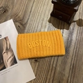 Détail du bandeau tricoté jaune avec lettres Boston 1630 gaufrées pour le sport - Orange
