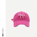 Dettaglio del berretto da baseball rosa in cotone con fiocco di perle e cinturino - M (56-58cm) / Rosa Rosso