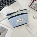 Detail van denim make-uptasje met sterrenpatroon en lichtgroene gerafelde linten - Ster Lichtblauw