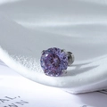 Elegante pendiente de titanio de cuatro garras con una circonita morada de corte redondo - Circonita de 6mm (Individual) / Azul-Púrpura