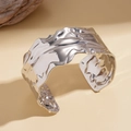 Bracciale rigido largo minimalista con texture a lava argentata e pieghe organiche - Argento