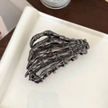 Gothic skelet hand haarklem in donker gunmetal metaal voor een unieke haarstijl - Gunmetal