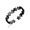 Dettaglio del motivo floreale nero continuo su questo bracciale aperto in acciaio titanio - Nero