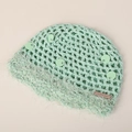 Détail du bonnet au crochet vert menthe avec paillettes et bordure en fausse fourrure - M (56-58cm) / Vert menthe