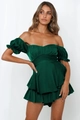 Elegantes dunkelgrünes schulterfreies Minikleid mit Volantsaum und Satin-Effekt - Dunkelgrün