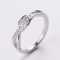 Detalle de anillo de corazón infinito en plata con banda cruzada y pavé de diamantes - Talla 6 / Color Acero