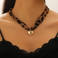 Detail eines Chokers mit Leopardenmuster und goldenem Herzanhänger am Hals - Leopardenherz Halskette (01)