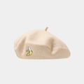 Primer plano del bordado de plátano en boina beige de mezcla de lana suave - Beige