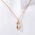 Collier plaqué or avec deux pendentifs en zircon en forme de goutte sur un modèle - Style Pendentif Double Goutte d'Eau / Collier Or avec Deux Zircones