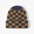 Grobstrick-Beanie-Mütze mit Karomuster in Dunkelblau und Senfgelb für den Winter - Ingwer & Blau Schachbrett (23B031)