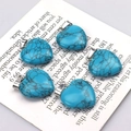 Cinq pendentifs coeur en turquoise avec texture toile d'araignée et bélières argentées - Collier (Avec corde noire) / Turquoise