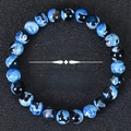 Blauw en zwarte agaatsteen kralenarmband met Memory-tekst op donkere getextureerde basis - Blauwe Agaat Stijl (Memory-1)