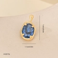 Vue macro d'un pendentif ovale vintage doré avec zircon bleu et dimensions indiquées - Or/Zirconium Bleu