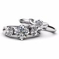 Nahaufnahme von eleganten silbernen Rosenringen mit funkelnden runden Zirkonia-Steinen - Größe 5 / Rosenblüte Doppelring-Set / Silber