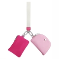 Dettaglio di pochette da polso in tessuto rosa e fucsia con moschettone d'argento - Rosa Rosso