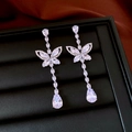 Détail macro de boucles d'oreilles papillon en argent et zircone sur cuir noir - 71# Boucles d'oreilles pendantes papillon zircone blanc argent (Silver Earring Post)