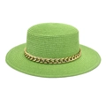 Détail d'un chapeau canotier vert avec texture tissée et chaîne métallique dorée brillante - Vert Fruit