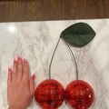 Primo piano di una palla da discoteca a forma di doppia ciliegia con specchietti rossi - Sfera da Discoteca a Ciliegia / Forma a Doppia Sfera Rosso Brillante