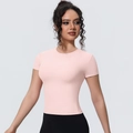 Nahaufnahme des rosa Slim-Fit-Sport-T-Shirts mit atmungsaktivem Mikro-Textur-Gewebe - S / Erdbeerrosa