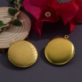 Pendentif médaillon photo rond en laiton doré avec motifs vintage et finition lisse - N°34 Médaillon Rond à Motif Quadrillé (32.5*36mm)