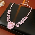 Dettaglio della collana con pietre floreali rosa su un elegante astuccio in pelle - Collana / Rosa