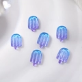 Nahaufnahme der Harz-Nagelanhänger in Eisform mit blau-violettem Farbverlauf - 6er Set / Blau und Violett