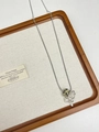Dettaglio della collana a catena serpente d'argento con pietra dalmata e pendenti tondi - Stile J Collana di Perline Tonde in Pietra Maculata
