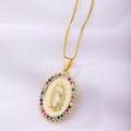 Gros plan détaillé du pendentif Vierge Marie doré avec strass colorés sur fond soie - Style C-Or Zircon Multicolore Ovale