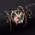 Elegantes Blumen Quarz Uhrenset mit vier goldfarbenen Armbändern auf schwarzem Display - Armband + Geschenkbox / Schwarz