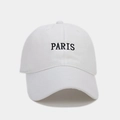 Gros plan de la broderie noire PARIS sur une casquette de baseball en coton blanc - Blanc