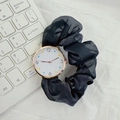 Elegante Armbanduhr mit schwarzem Seiden-Scrunchie-Band und roségoldenem Gehäuse - Schwarz