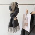 Écharpe bicolore gris foncé et clair au toucher cachemire avec franges et étiquette - Gris Foncé