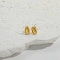 Détail de boucles d'oreilles dorées avec relief Vierge Marie et gravures fines - Or (Statue de Marie Rayonnante)
