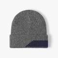 Bonnet en maille côtelée gris foncé avec revers contrasté bleu marine géométrique - Gris Foncé (23B006)