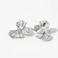 Silver flower stud earrings with pear-shaped gemstone and brushed metal texture - Silver (D2860)