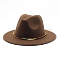 Dettaglio cappello in feltro di lana con fascia in pelle e perline di legno - caffè