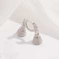 Dettaglio di orecchini a cerchio in argento con pavé di zirconi su seta bianca - Stile A Artigianato Pesante Argento Platino