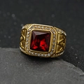 Anillo de hombre chapado en oro con gran gema roja cuadrada y detalles de circón - US 7 / Dorado + Piedra Roja