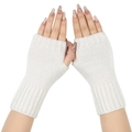 Primer plano de mitones de punto blancos con textura acrílica suave y manicura elegante - Talla única / Blanco