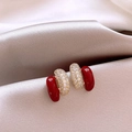 Détail macro de boucles d'oreilles dorées en C avec cristaux et émail rouge sur soie - Style Forme C Or Rouge avec Tige en Argent (7#)