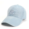 Détail de la broderie blanche NYC sur une casquette de baseball en jean bleu clair - Réglable (55-61cm) / Bleu clair