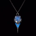 Macro della collana teschio d'uccello vichingo con rune blu luminose su sfondo nero - Argento Antico Luce Blu